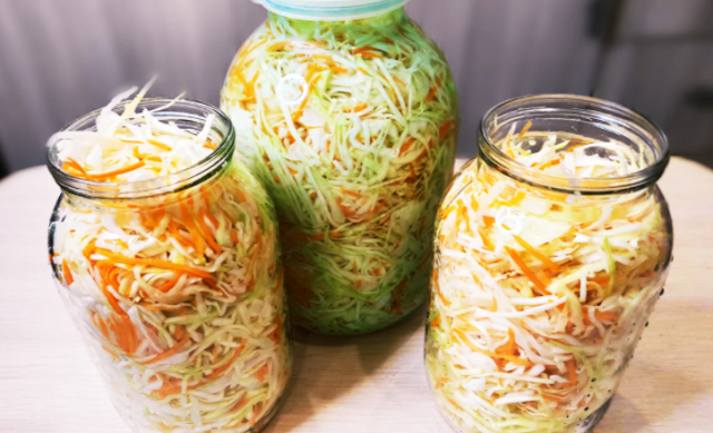 Как мы круглый год солим капусту быстро и просто: хрустящая и очень вкусная всего за 3 дня 1