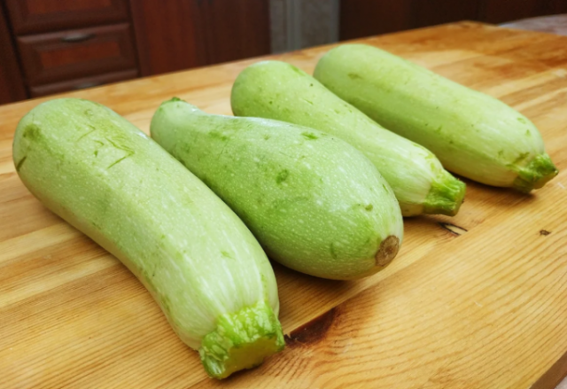 Попался новый рецепт из кабачков: вкуснее, чем блины и оладьи, только проще и жарить не нужно 1