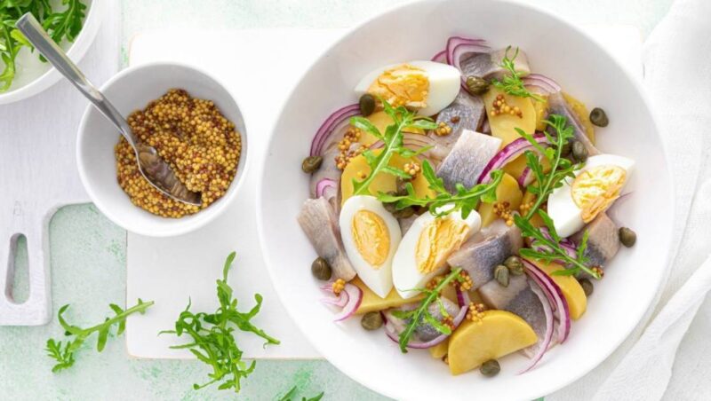 Салат с селёдкой, картофелем и яйцами 