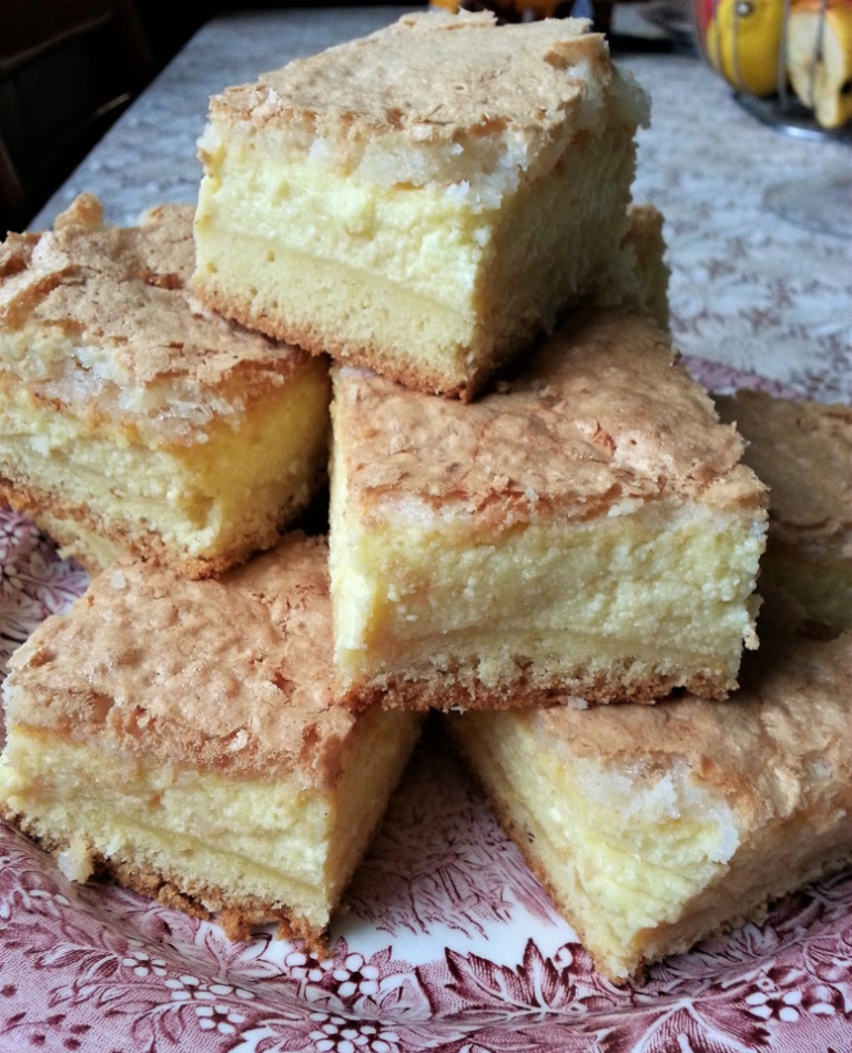 Cheesecake polonez cu strat crocant de cocos.