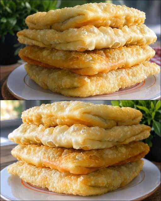 Мука плюс кипяток — и я едва успеваю их жарить. Вкуснее пиццы и чебуреков: быстро, просто и очень аппетитно на сковороде.