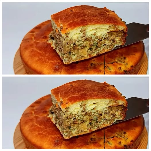 # Быстрый заливной пирог с мясом и грибами: тесто за 5 минут и сытный сочный ужин на столе без хлопот
Когда хочется приготовить для семьи что-нибудь действительно сытное, домашнее и ароматное, но времени на сложную выпечку совсем нет, **заливной пирог с мясом и грибами** становится настоящей находкой. Не нужно замешивать дрожжевое тесто, долго ждать его подъёма или раскатывать коржи.
Тесто готовится буквально за несколько минут: достаточно смешать яйца, кефир, муку и разрыхлитель. Внутрь отправляется сочная начинка из мяса, грибов и лука, после чего остаётся только поставить пирог в духовку.
В результате получается мягкий, нежный и очень ароматный пирог с румяной верхушкой и сочной начинкой внутри. Его можно подать как самостоятельное блюдо на ужин, взять с собой на работу или поставить на праздничный стол в качестве сытной домашней закуски.
---
## Почему заливной пирог так легко готовить?
Главное преимущество этого рецепта — простое тесто.
Вам не придётся:
* использовать дрожжи;
* ждать подъёма теста;
* раскатывать коржи;
* формировать пирожки;
* отдельно выпекать основу;
* долго находиться на кухне.
Всё делается в одной форме.
Приготовили начинку, смешали тесто, выложили слоями — и духовка сделает остальную работу.
Именно поэтому такой пирог особенно удобен в будни, когда хочется вкусно накормить семью, но нет желания проводить несколько часов у плиты.
---
# Ингредиенты для теста
Для быстрого заливного теста понадобится:
* 250 мл кефира;
* 2 яйца;
* 180–200 г пшеничной муки;
* 1 чайная ложка разрыхлителя;
* 2 столовые ложки растительного масла;
* ½ чайной ложки соли;
* щепотка сахара.
При желании можно добавить немного сушёных трав или чёрного перца.
---
# Для мясной начинки
Понадобится:
* 300 г мясного фарша;
* 250 г шампиньонов;
* 1 крупная луковица;
* 2 столовые ложки растительного масла;
* соль по вкусу;
* чёрный молотый перец.
По желанию можно добавить:
* 100 г твёрдого сыра;
* зелень;
* паприку;
* сушёный чеснок;
* немного сливочного масла.
---
# Как приготовить заливной пирог с мясом и грибами
## 1. Начните с начинки
Сначала приготовим мясо и грибы.
Лук очистите и нарежьте небольшими кубиками.
Шампиньоны хорошо очистите и нарежьте пластинками или небольшими кусочками.
Разогрейте сковороду с растительным маслом.
Сначала отправьте туда лук.
Обжаривайте несколько минут, пока он не станет мягким и слегка золотистым.
---
## 2. Добавьте грибы
К луку положите нарезанные шампиньоны.
Сначала грибы будут выделять жидкость.
Продолжайте готовить, пока лишняя влага не испарится.
Это очень важный момент.
Если положить в пирог слишком влажную грибную начинку, тесто может получиться мокрым внутри.
Поэтому грибы желательно хорошо обжарить.
---
# 3. Добавьте мясной фарш
Когда грибы слегка подрумянятся, добавьте фарш.
Разбивайте крупные комочки лопаткой.
Обжаривайте до полной готовности мяса.
Добавьте соль и чёрный перец.
По желанию положите немного паприки или сушёного чеснока.
Перемешайте и снимите с огня.
Начинку нужно немного остудить.
Не стоит выкладывать очень горячее мясо на сырое тесто.
---
# 4. Приготовьте тесто за 5 минут
Теперь можно заняться основой.
В глубокую миску разбейте два яйца.
Добавьте соль и щепотку сахара.
Слегка взбейте венчиком.
Влейте кефир.
Перемешайте.
Добавьте растительное масло.
Затем постепенно всыпьте просеянную муку с разрыхлителем.
Перемешайте до однородности.
Вот и всё.
Никакого длительного замеса не требуется.
---
# Каким должно быть заливное тесто?
По консистенции оно должно напоминать **густую сметану**.
Тесто должно легко стекать с ложки, но не быть жидким как вода.
Если получилось слишком густым, добавьте одну-две столовые ложки кефира.
Если слишком жидким — немного муки.
Не добавляйте сразу много муки.
Чем плотнее тесто, тем тяжелее может получиться готовый пирог.
---
# 5. Подготовьте форму
Для этого количества продуктов хорошо подходит форма диаметром примерно **22–24 см**.
Смажьте её небольшим количеством растительного масла.
Можно застелить дно пергаментом.
Это особенно удобно, если форма не имеет антипригарного покрытия.
---
# 6. Соберите пирог
Вылейте в форму примерно половину теста.
Аккуратно распределите его по дну.
Сверху выложите мясную начинку с грибами.
Распределите равномерно.
Если используете сыр, сейчас самое время посыпать начинку небольшим количеством тёртого сыра.
Затем залейте всё оставшимся тестом.
Старайтесь покрыть начинку полностью.
---
# 7. Выпекайте
Заранее разогрейте духовку до **180 °C**.
Поставьте форму на средний уровень.
Выпекайте примерно **35–45 минут**.
Точное время зависит от размера формы, толщины пирога и особенностей вашей духовки.
Готовый пирог должен красиво подрумяниться сверху.
---
# Как проверить готовность?
Используйте деревянную шпажку.
Проткните пирог в месте, где меньше начинки.
Если на шпажке нет сырого жидкого теста, пирог готов.
Также можно слегка надавить на поверхность.
Готовое тесто должно быть упругим.
---
# Почему пирог может не пропечься?
Есть несколько распространённых причин.
### Слишком много начинки
Если положить слишком толстый слой мяса и грибов, тесту будет сложнее приготовиться.
### Слишком влажные грибы
Лишняя жидкость делает середину пирога влажной.
### Слишком высокая температура
Верх быстро зарумянится, а середина останется сырой.
### Слишком толстый слой теста
Высокий пирог требует больше времени.
### Холодная духовка
Лучше заранее разогреть духовку.
---
# Как сделать начинку особенно сочной?
Главное — не пересушить мясо.
Фарш достаточно обжарить до полной готовности.
Не нужно жарить его ещё 15 минут после того, как он уже приготовился.
Также можно добавить немного сыра.
При запекании он расплавится и сделает начинку более нежной.
---
# Какое мясо использовать?
Подойдёт практически любой фарш.
### Куриный фарш
Получится более лёгкий вариант.
Курица хорошо сочетается с шампиньонами и сыром.
### Свиной фарш
Пирог получается особенно сочным.
### Говяжий фарш
Даёт более насыщенный мясной вкус.
### Смешанный фарш
Свинина + говядина — классический вариант для сытной начинки.
---
# Можно ли использовать отварное мясо?
Да.
Если у вас осталось отварное мясо после приготовления супа или другого блюда, его можно мелко нарезать или пропустить через мясорубку.
Затем смешать с обжаренным луком и грибами.
Так получится отличный вариант для экономного меню.
---
# Можно ли приготовить пирог с курицей?
Конечно.
Вместо фарша используйте 300–350 г куриного филе.
Нарежьте его маленькими кубиками.
Обжарьте с луком и грибами до полной готовности.
Такой пирог получается нежным и ароматным.
---
# Какие грибы подходят?
Самый простой вариант — шампиньоны.
Они доступны круглый год и быстро готовятся.
Также можно использовать:
* вешенки;
* лесные грибы;
* замороженную грибную смесь.
Если используете замороженные грибы, обязательно хорошо выпарите лишнюю жидкость.
---
# Пирог с мясом, грибами и сыром
Это один из самых удачных вариантов.
После того как выложили мясную начинку, посыпьте её примерно 100 г тёртого сыра.
Подойдут:
* гауда;
* моцарелла;
* сулугуни;
* российский сыр;
* чеддер.
При выпечке сыр расплавится и соединит мясо с грибами.
Получится очень аппетитный разрез.
---
# Заливной пирог с курицей и грибами
Для более нежного варианта возьмите:
* куриное филе;
* шампиньоны;
* лук;
* немного сыра.
Куриное филе нарежьте небольшими кусочками.
Обжарьте с луком.
Добавьте грибы.
Приправьте солью и перцем.
После охлаждения используйте как начинку.
---
# Заливной пирог с фаршем и картошкой
Если хочется сделать пирог ещё более сытным, можно добавить картофель.
Но сырой картофель лучше нарезать очень тонкими пластинками или предварительно слегка отварить.
Иначе он может не успеть полностью приготовиться одновременно с тестом.
---
# Можно ли добавить овощи?
Да.
Хорошо подходят:
* сладкий болгарский перец;
* кабачок;
* морковь;
* зелёный лук;
* кукуруза;
* шпинат.
Но овощи с большим количеством влаги желательно предварительно обжарить.
---
# Как сделать пирог ароматнее?
Добавьте в начинку:
* сушёный чеснок;
* паприку;
* чёрный перец;
* немного тимьяна;
* орегано;
* свежий укроп;
* петрушку.
Особенно хорошо с грибами сочетаются тимьян и чёрный перец.
---
# Можно ли приготовить тесто на сметане?
Да.
Часть кефира можно заменить сметаной.
Например:
* 150 мл кефира;
* 100 г сметаны.
Тесто получится более нежным и насыщенным.
---
# Можно ли заменить кефир?
Если кефира нет, можно использовать натуральный йогурт без сахара.
Также подойдёт сметана, разбавленная небольшим количеством воды или молока.
Но консистенцию теста обязательно нужно контролировать.
---
# Нужно ли давать заливному тесту отдыхать?
Долгий отдых не требуется.
В отличие от дрожжевого теста, здесь не нужно ждать подъёма.
После замешивания можно практически сразу собирать пирог.
Главное — чтобы духовка уже была разогрета.
---
# Как получить красивую золотистую корочку?
Перед выпечкой можно слегка посыпать поверхность тёртым сыром.
Он расплавится и красиво подрумянится.
Другой вариант — слегка смазать верх небольшим количеством взбитого яйца.
Но для классического заливного пирога это необязательно.
---
# Почему пирог лучше немного остудить?
Сразу после духовки начинка очень горячая, а структура теста ещё продолжает стабилизироваться.
Оставьте пирог примерно на **10–15 минут**.
После этого его будет гораздо легче нарезать.
Начинка не будет высыпаться, а кусочки сохранят форму.
---
# Как подавать заливной пирог?
Он вкусен и горячим, и тёплым.
Можно подать его:
* со сметаной;
* с чесночным соусом;
* со свежими овощами;
* с зеленью;
* с салатом.
Для полноценного ужина достаточно добавить лёгкий овощной салат.
---
# Отличный вариант для завтрака
Такой пирог можно приготовить вечером.
Утром его достаточно слегка разогреть.
Он хорошо подходит для завтрака, потому что содержит сразу несколько сытных компонентов — мясо, яйца, муку и грибы.
Кусочек можно взять с собой в контейнере.
---
# Можно ли приготовить заранее?
Да.
Заливной пирог хорошо хранится в холодильнике в закрытом контейнере.
Перед подачей его можно разогреть в духовке или микроволновой печи.
Однако лучше всего он раскрывает вкус в первые сутки после приготовления.
---
# Можно ли заморозить?
При необходимости пирог можно заморозить.
Полностью остудите его.
Нарежьте порционными кусочками.
Упакуйте герметично.
Размораживать лучше постепенно в холодильнике, а затем прогреть в духовке.
Текстура теста после замораживания может немного измениться.
---
# Что делать, если тесто получилось слишком густым?
Добавьте немного кефира.
Делайте это постепенно — буквально по одной столовой ложке.
Хорошо перемешивайте после каждого добавления.
---
# Что делать, если тесто получилось слишком жидким?
Добавьте немного просеянной муки.
Не больше одной-двух ложек за раз.
Ориентируйтесь на консистенцию густой сметаны.
---
# Можно ли сделать пирог без грибов?
Да.
Если грибы не любите, замените их дополнительным количеством мяса и лука.
Также можно добавить сыр или овощи.
---
# Можно ли использовать маринованные грибы?
Можно, но их необходимо хорошо промыть или слить маринад и обсушить.
Из-за дополнительной жидкости начинка может стать слишком влажной.
Лучше использовать небольшое количество.
---
# 7 секретов удачного заливного пирога
**1. Не забивайте тесто мукой.**
Оно должно оставаться мягким и достаточно жидким.
**2. Хорошо обжаривайте грибы.**
Лишняя жидкость пирогу ни к чему.
**3. Не пересушивайте фарш.**
Достаточно довести его до готовности.
**4. Используйте разогретую духовку.**
Так пирог будет выпекаться равномернее.
**5. Не делайте слишком толстый пирог.**
Умеренная высота помогает тесту хорошо пропечься.
**6. Дайте готовому пирогу постоять.**
10–15 минут будет достаточно.
**7. Нарезайте острым ножом.**
Так кусочки будут красивыми и аккуратными.
---
# Короткий рецепт
### Начинка:
1. Нарезать лук и грибы.
2. Обжарить лук.
3. Добавить грибы.
4. Выпарить лишнюю влагу.
5. Добавить фарш.
6. Приправить.
7. Обжарить до готовности.
8. Остудить.
### Тесто:
1. Взбить яйца с солью и сахаром.
2. Добавить кефир.
3. Влить масло.
4. Всыпать муку и разрыхлитель.
5. Перемешать до консистенции густой сметаны.
### Сборка:
1. Половину теста вылить в форму.
2. Выложить начинку.
3. При желании добавить сыр.
4. Залить оставшимся тестом.
5. Выпекать при 180 °C около 35–45 минут.
6. Немного остудить.
7. Нарезать и подавать.
---
# Почему этот рецепт обязательно стоит сохранить?
**Заливной пирог с мясом и грибами** — это тот случай, когда минимум усилий даёт очень достойный результат.
Тесто действительно готовится быстро, а начинку можно адаптировать под продукты, которые уже есть в холодильнике.
Не хочется использовать фарш? Возьмите курицу.
Нет шампиньонов? Используйте другие грибы.
Любите сыр? Добавьте его между слоями.
Есть немного овощей? Они тоже прекрасно впишутся в рецепт.
Именно поэтому заливные пироги так удобны для домашней кухни.
## Заключение
Быстрый **заливной пирог с мясом и грибами** прекрасно подходит для тех дней, когда хочется приготовить полноценный и сытный ужин без лишних хлопот.
Всего несколько минут понадобится для приготовления простого кефирного теста, а пока оно смешивается, можно быстро обжарить мясо, лук и грибы. Затем останется только собрать пирог и поставить его в духовку.
В результате получится мягкая румяная выпечка с ароматной, сочной и сытной начинкой.
Попробуйте приготовить этот пирог один раз — и он наверняка станет одним из тех рецептов, к которым хочется возвращаться снова и снова.
**SEO-ключевые слова:** заливной пирог с мясом и грибами, быстрый заливной пирог, пирог с фаршем и грибами, пирог на кефире с мясом, заливное тесто для пирога, быстрый ужин в духовке, мясной пирог на кефире, пирог с грибами и сыром, простой рецепт пирога, домашний мясной пирог, сытный пирог на ужин, пирог без дрожжей, быстрый пирог к чаю, заливной пирог с фаршем, вкусный пирог с мясом.